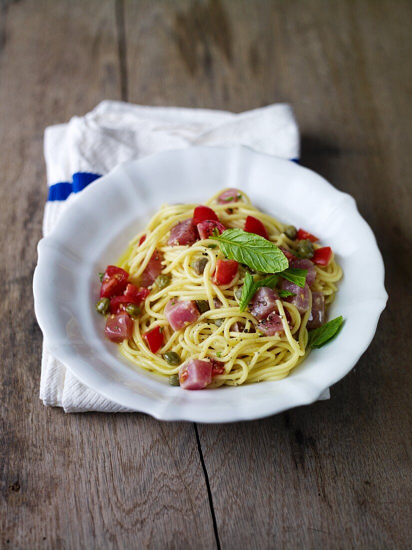Spaghetti with raw tuna and tomatoes