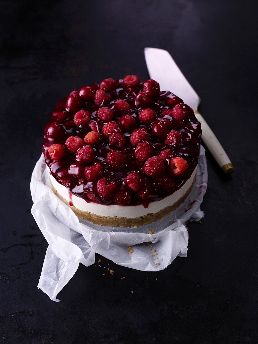 Yoghurt layer cake with raspberries