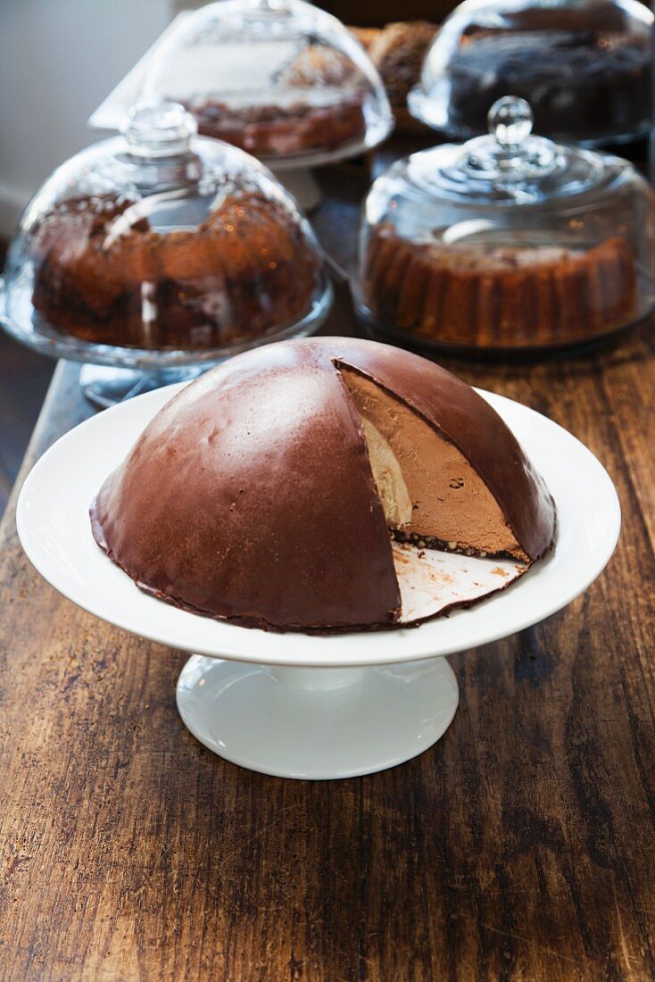 Eisbombe mit Schokoglasur, angeschnitten