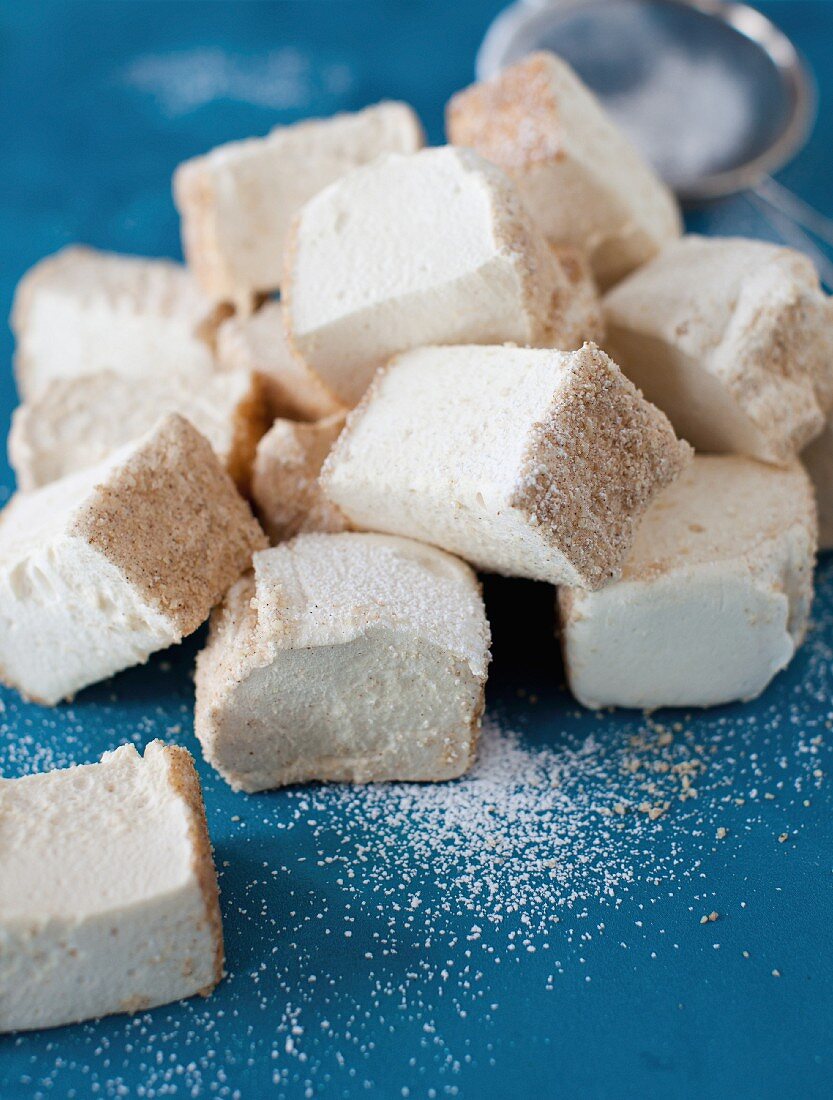 Hausgemachte Marshmallows mit Honig und Mandelkruste