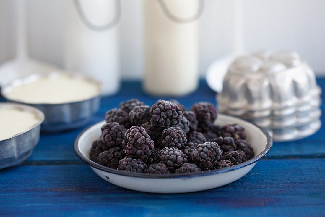 Gefrorene Brombeeren und Griesspudding