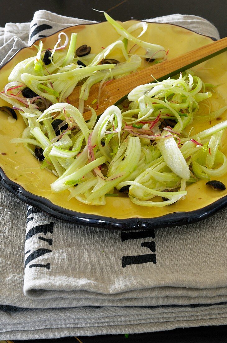 Fennel salad with onions and olives