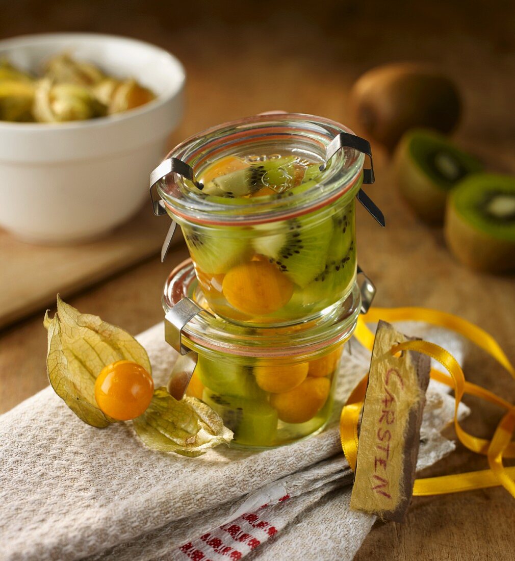 Preserved kiwis and physalis