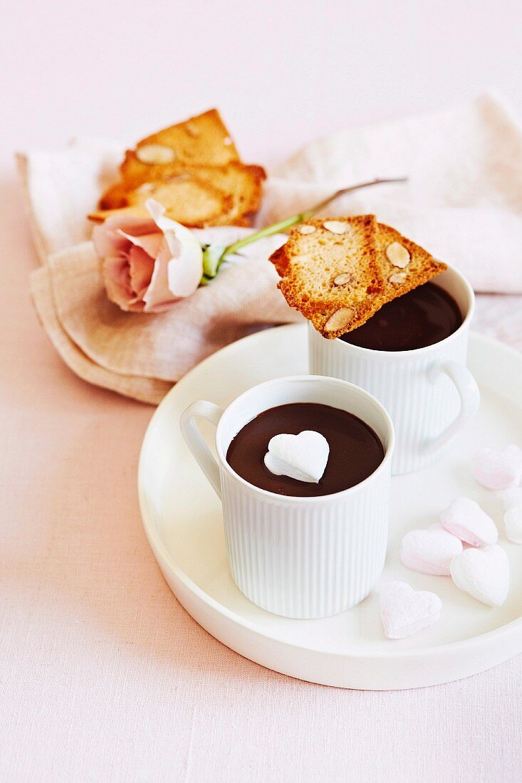 Heiße Schokolade mit Marshmallowherz und Biscotti zum Valentinstag