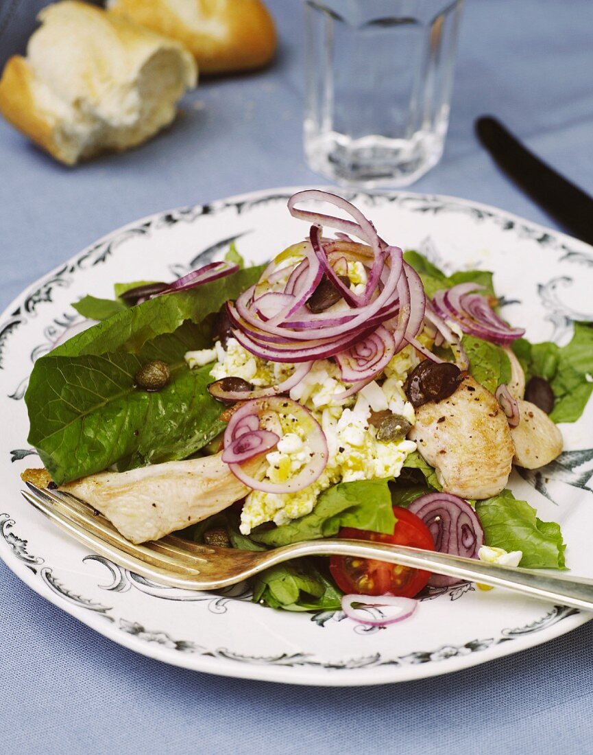 Hähnchensalat mit Kapern, Ziegenkäse und Zwiebeln