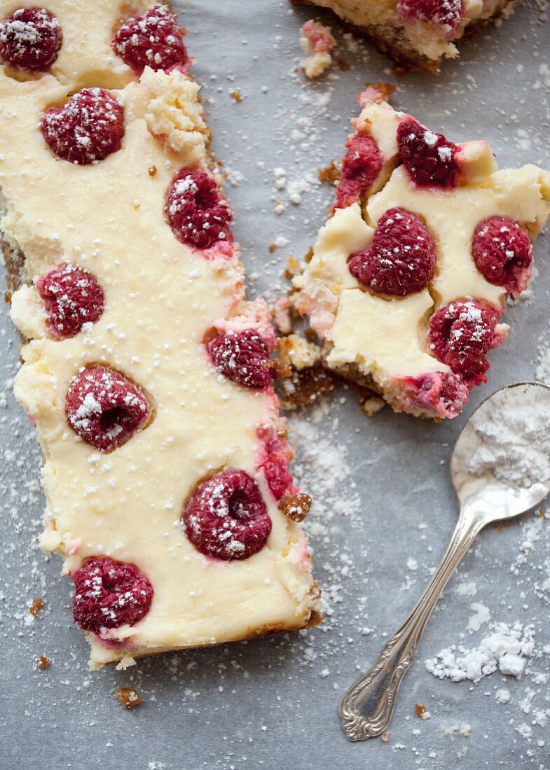 Tray-baked raspberry cheesecake