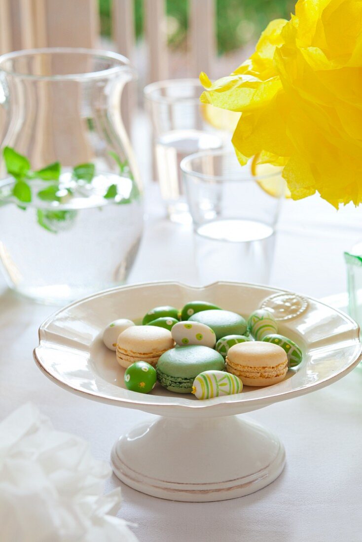 Macarons und Ostereier auf dem Ostertisch