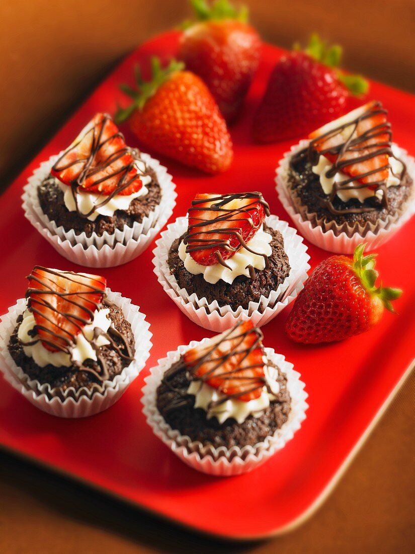 Brownie-Törtchen mit Erdbeeren