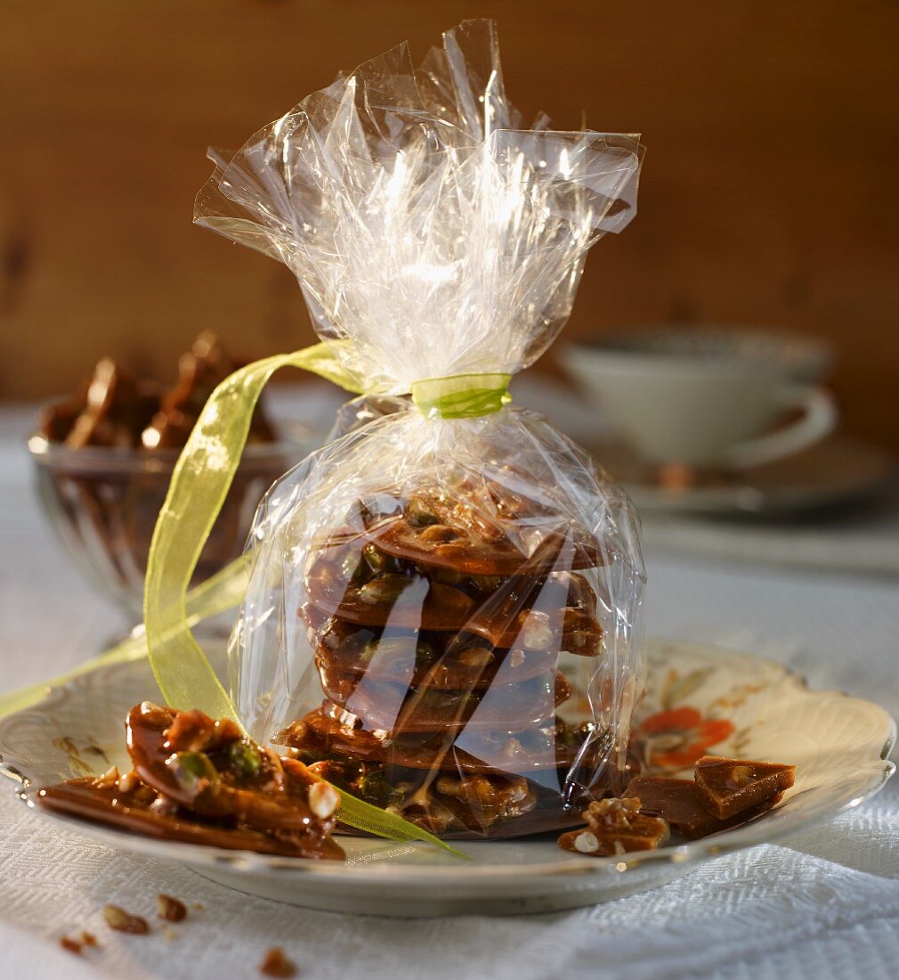 Home-made brittle as a gift