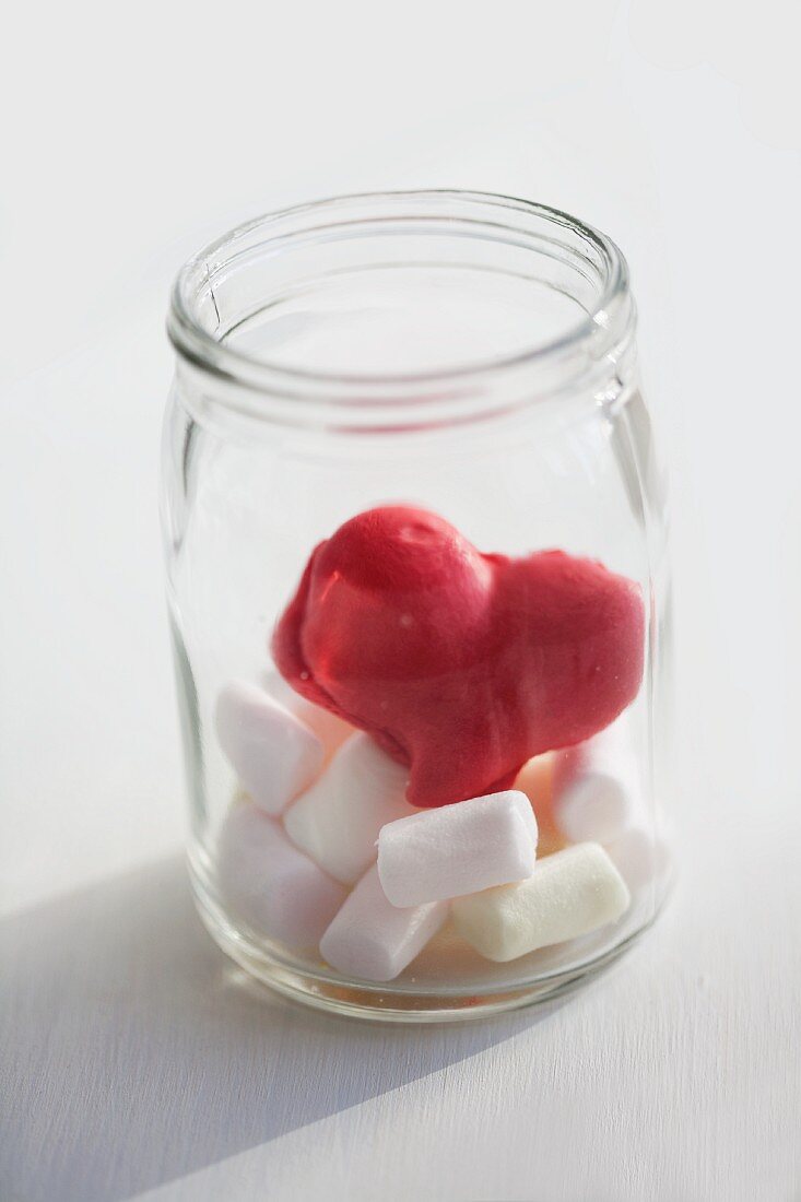 Herzförmige Erdbeer-Macaron und Marshmallows im Glas