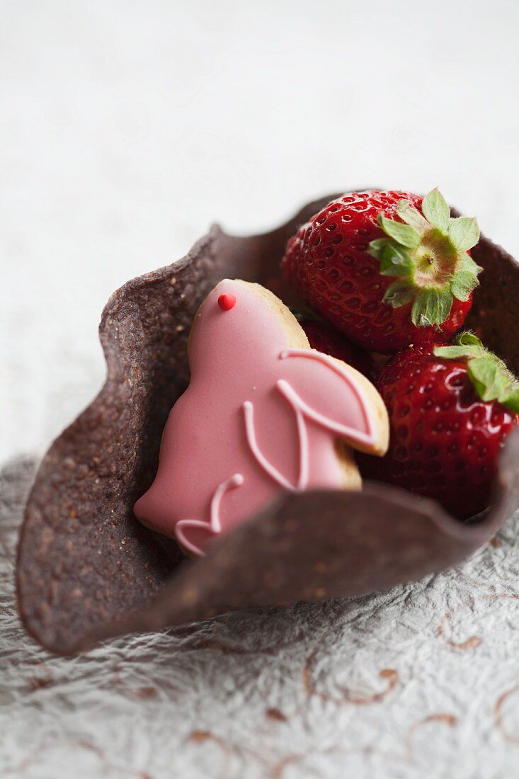 Mürbeteigschale mit firschen Erdbeeren und hasenförmiges Plätzchen