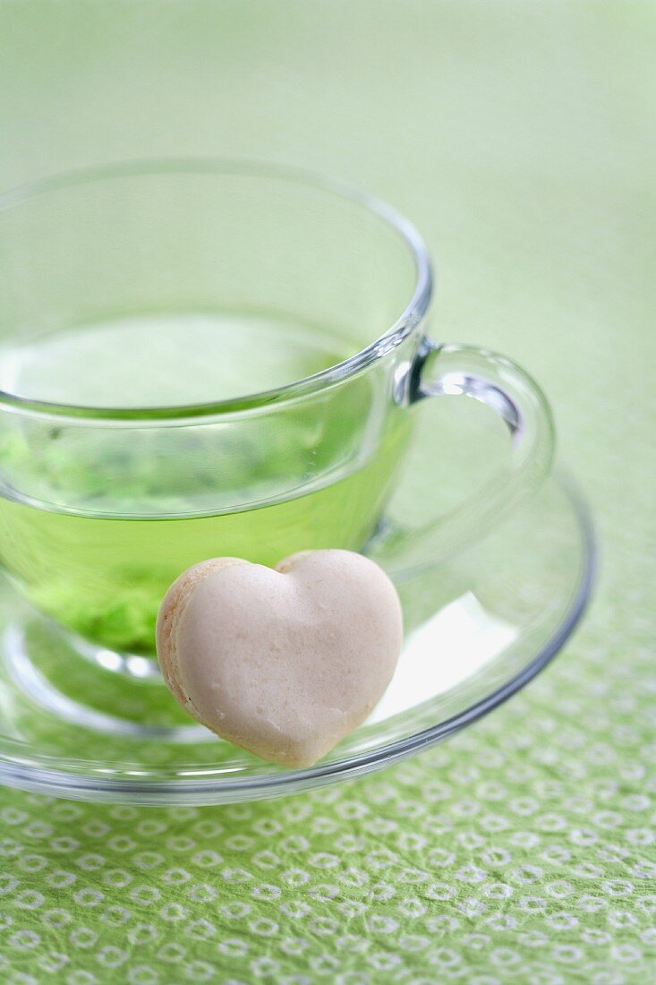 Herzförmige Vanille-Macaron mit Grünem Tee