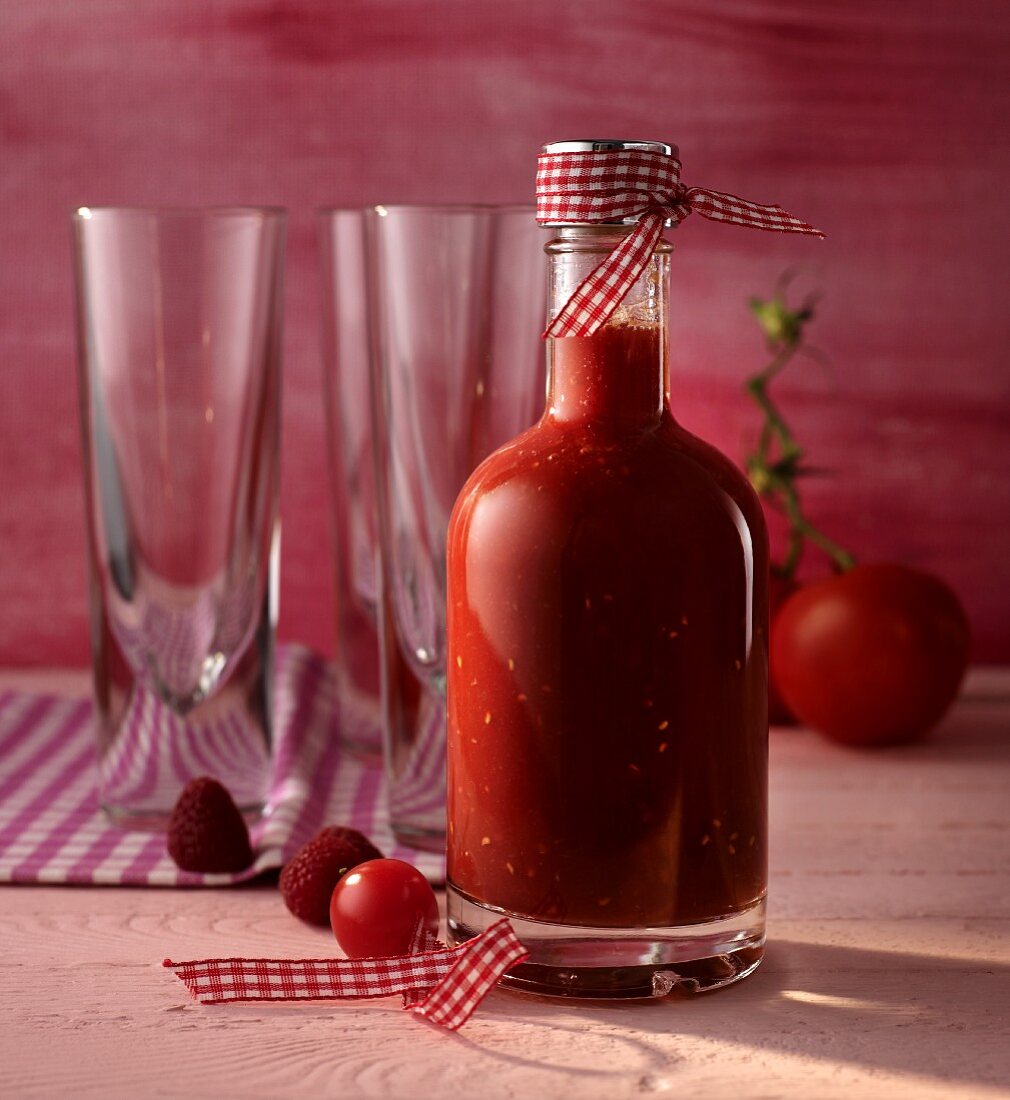 Tomato and raspberry smoothie