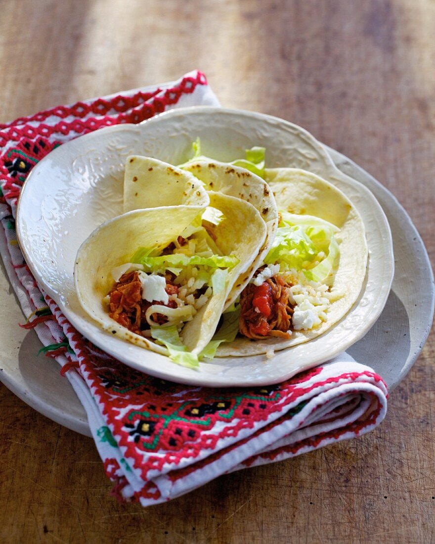 Tacos mit Tinga de pollo (Hähnchenfleisch in Jalapeno-Tomatensauce)