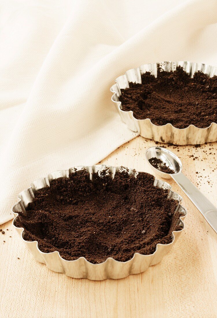 Biscuit crumbs as a tart base in baking tins