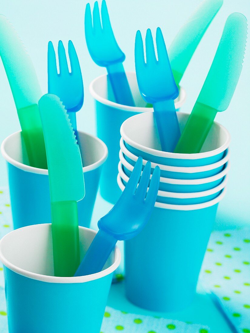 Gabel und Messer aus Plastik in blauen Pappbechern