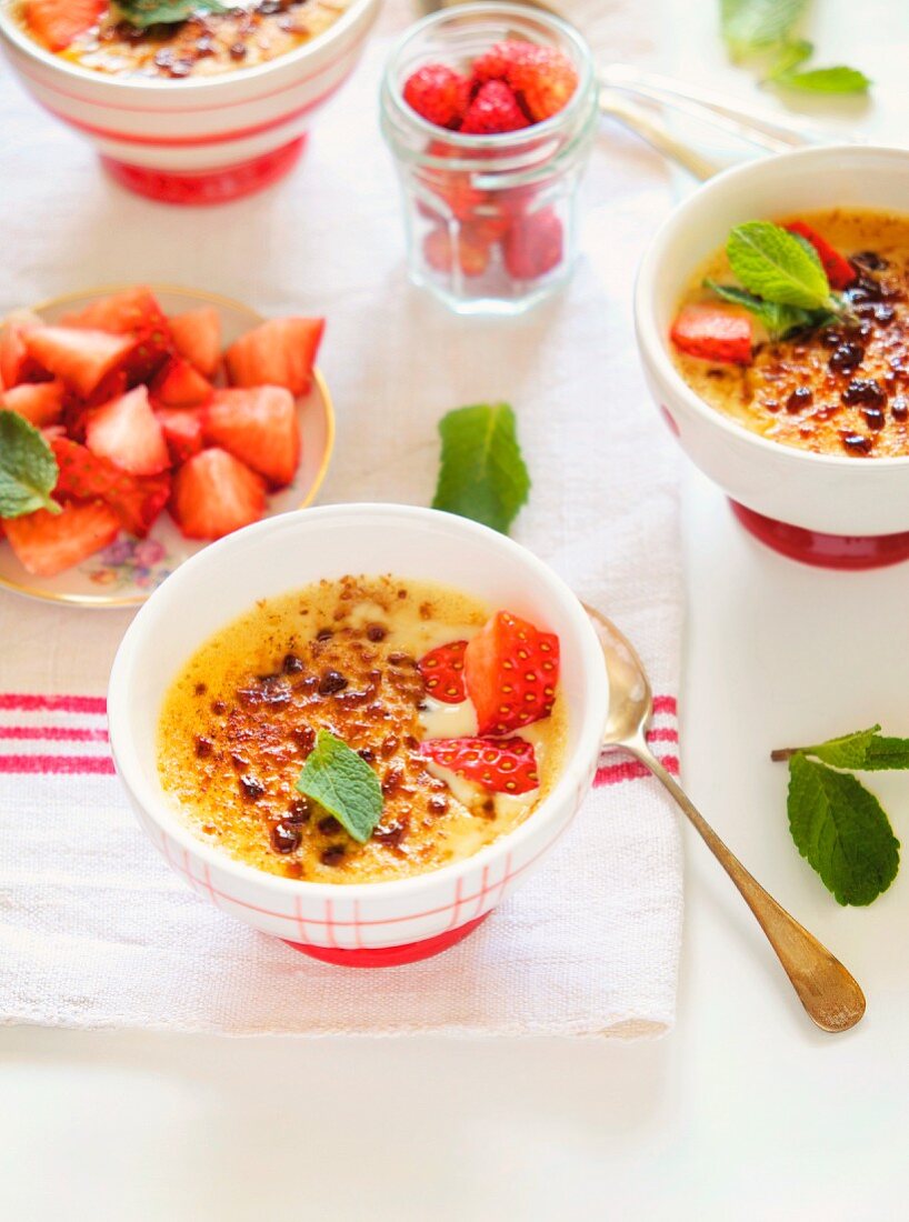 Crème brûlée mit Erdbeeren