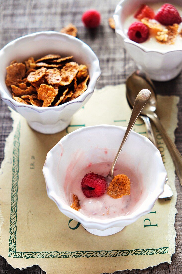 Raspberry yoghurt with cornflakes