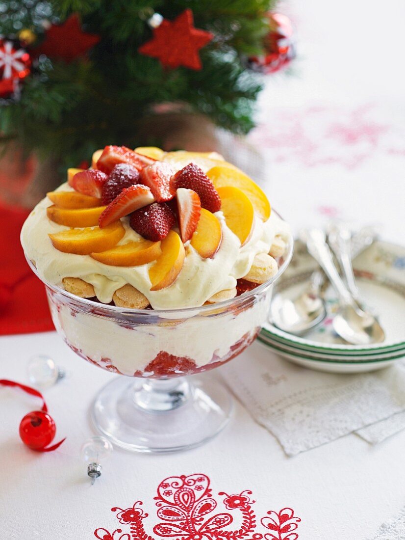 Trifle mit Erdbeeren, Pfirsichen, Löffelbiskuits & Mascarponecreme