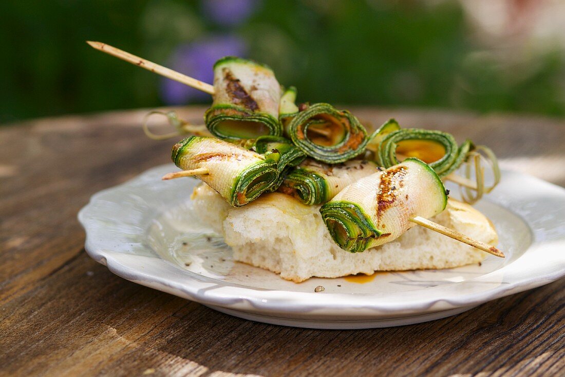 Gegrillte Zucchiniröllchen auf Focaccia