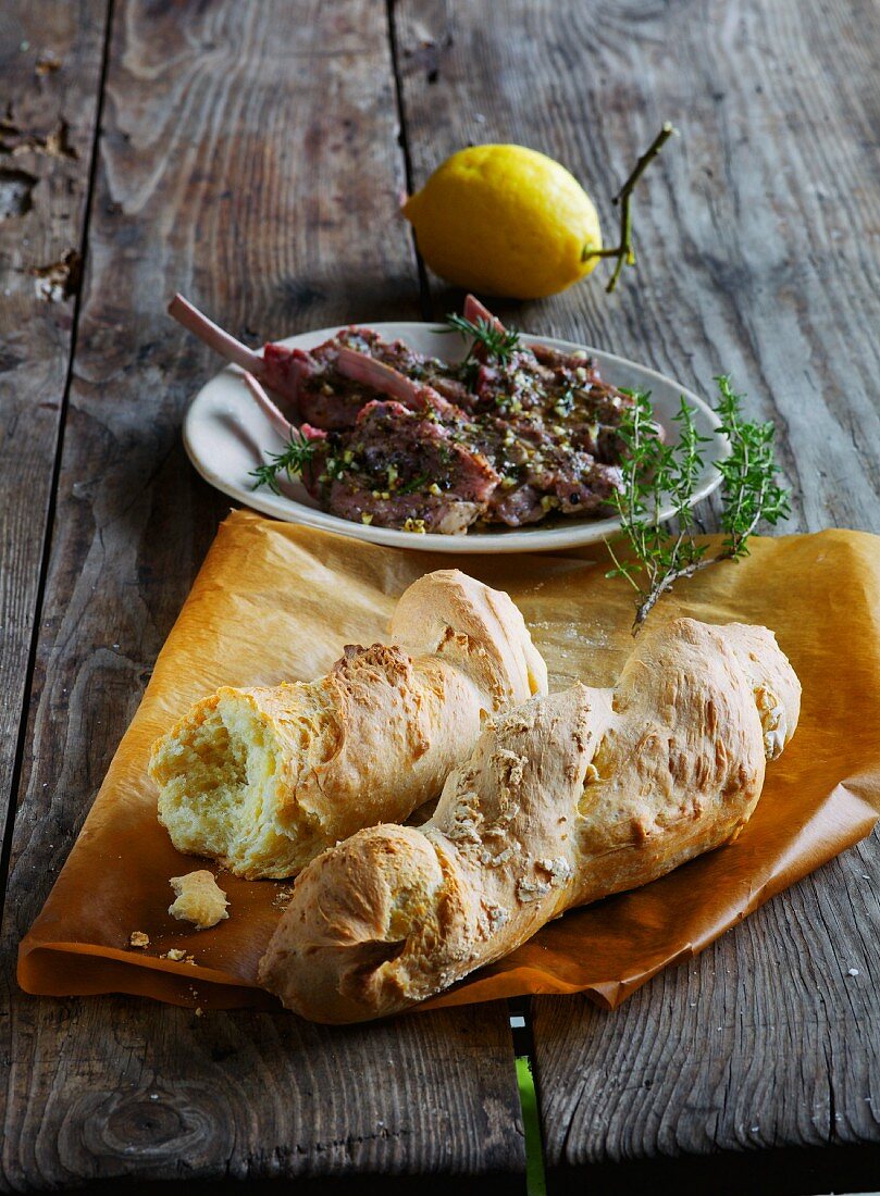 Lammkoteletts und Baguette (Frankreich)