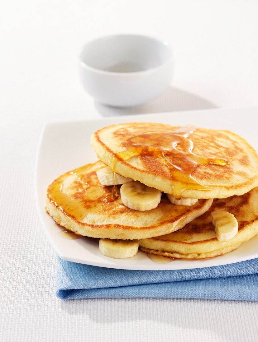 Buttermilch-Pancakes mit Bananen und Ahornsirup