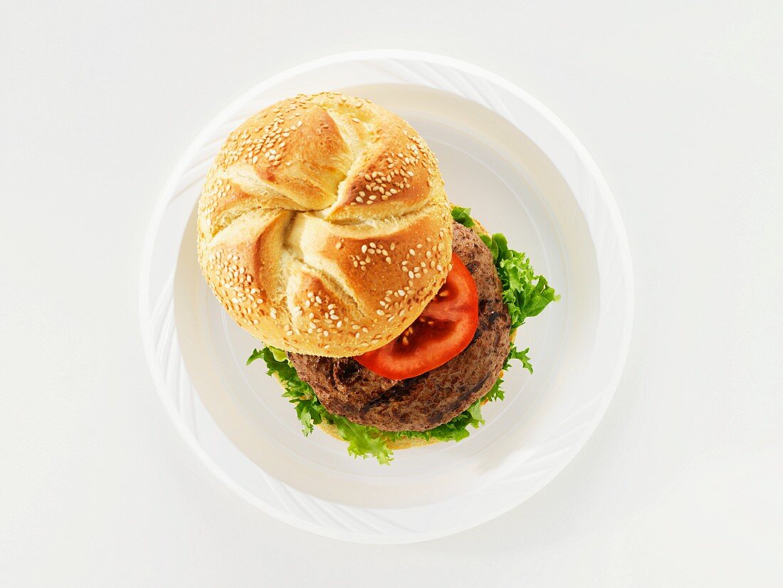 Hamburger mit Salat und Tomate