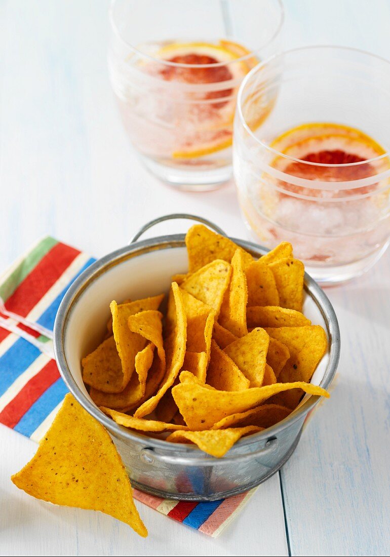 Jalapeño-flavoured tortilla chips with two drinks