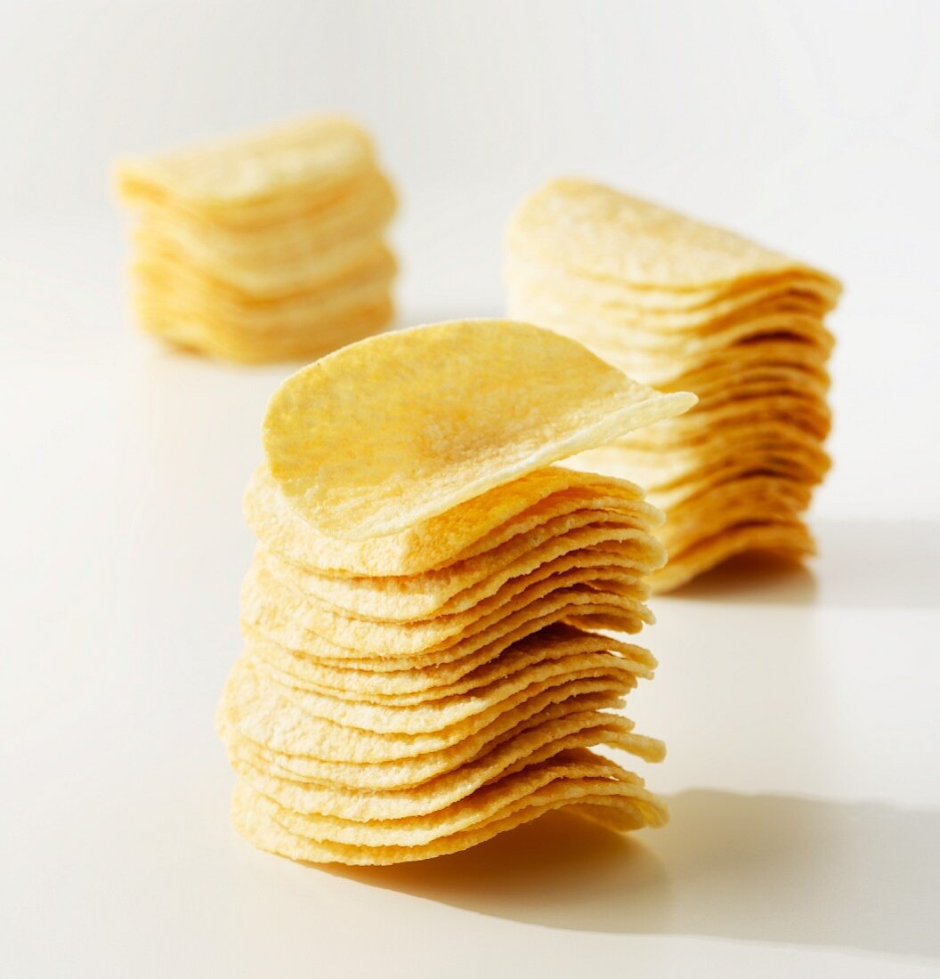 Viele Kartoffelchips, gestapelt