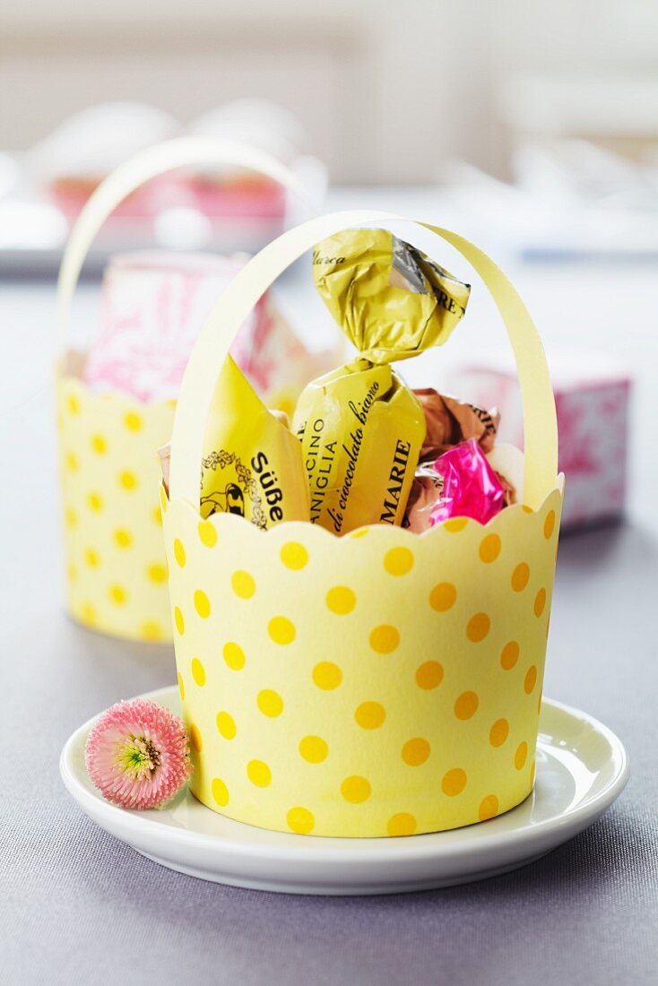 Cupcake cases as Easter baskets or guest favours