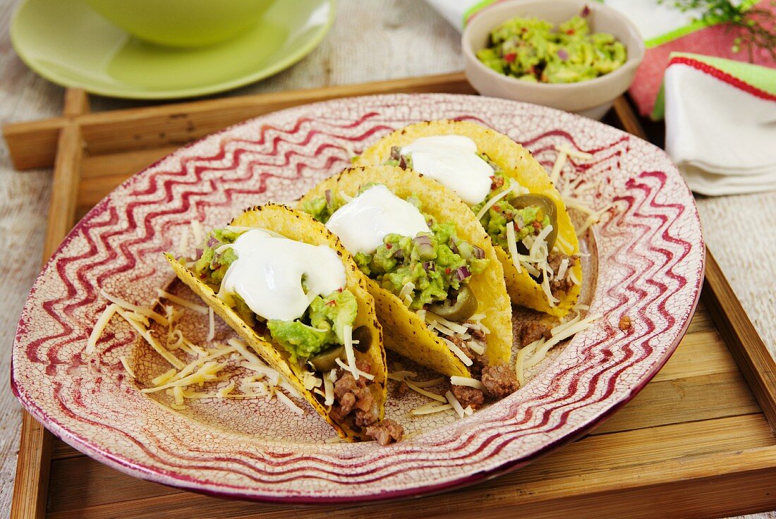 Tacos mit Guacamole und Sauerrahm (Mexiko)