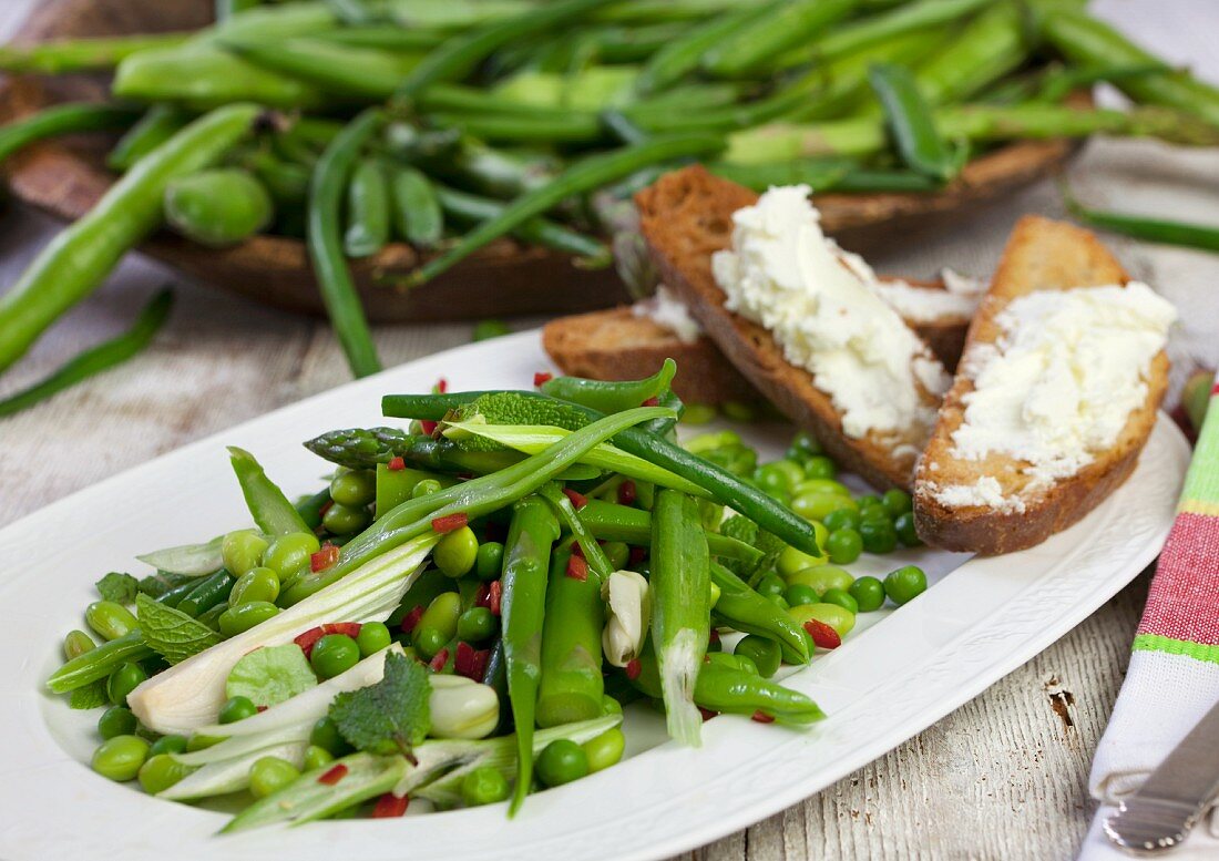 Bohnen-Spargel-Salat mit Erbsen