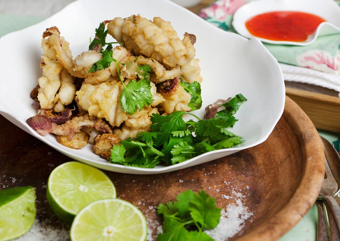 Tintenfisch mit Koriandergrün und Limetten