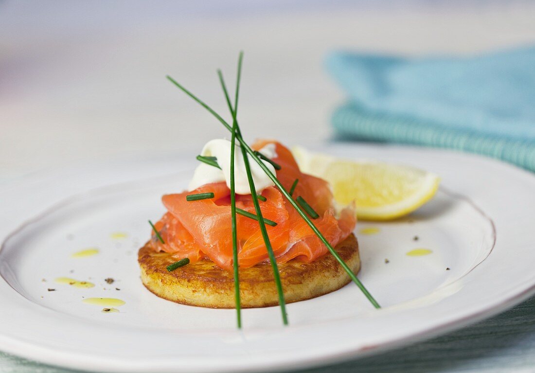 Blini mit Räucherlachs, Sauerrahm und Schnittlauch