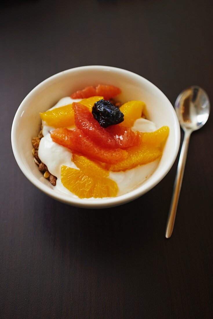 Müsli mit Joghurt, Orangen und rosa Grapefruit