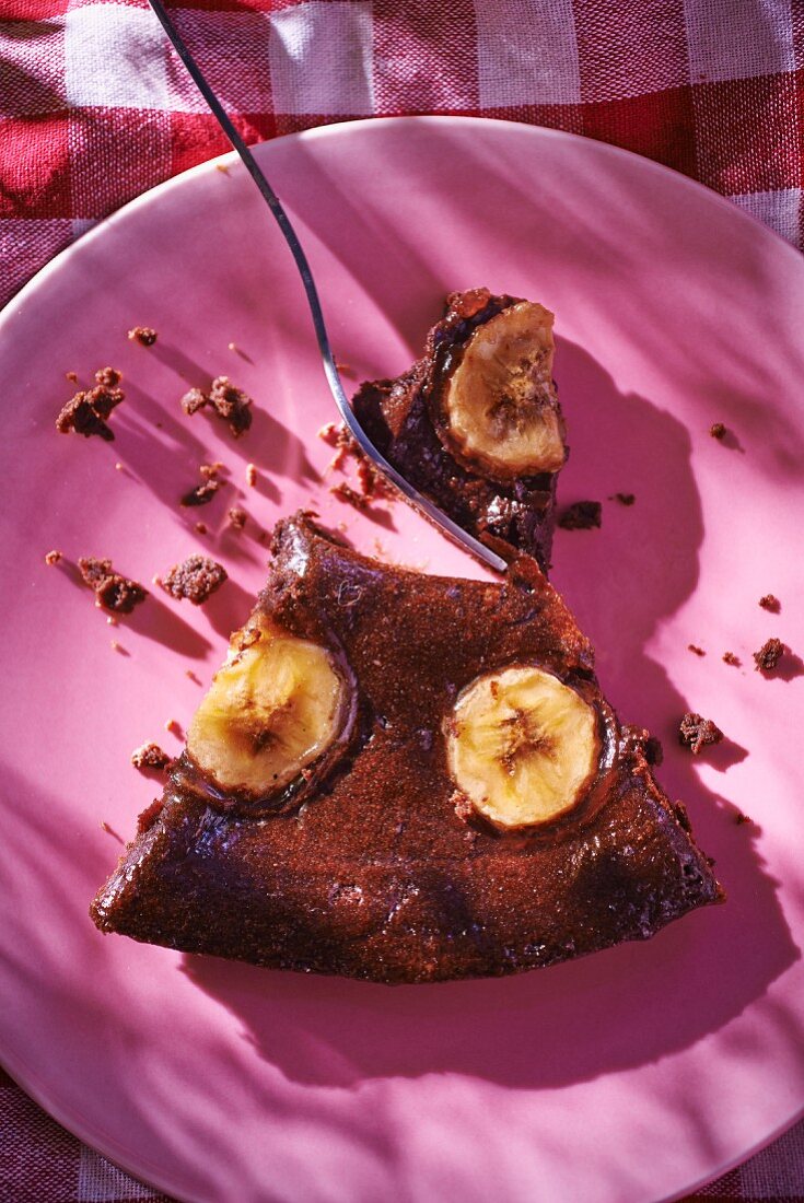 Ein Stück Schokoladen-Bananen-Tarte