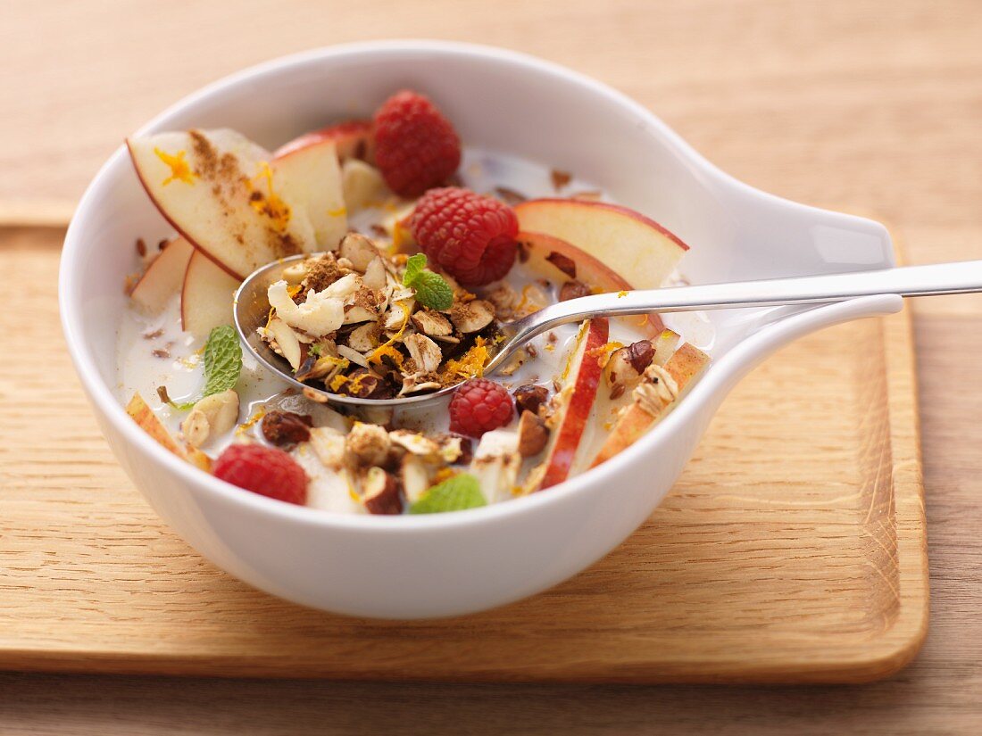 Muesli with fruits and roasted nuts
