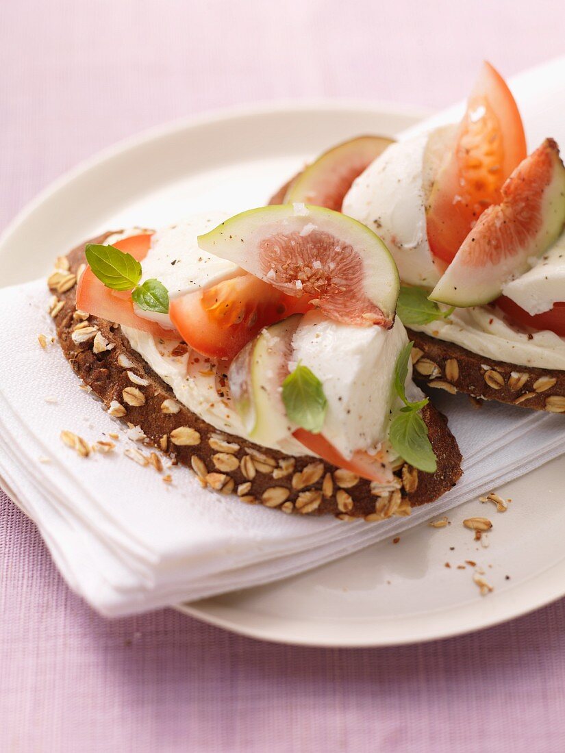 Vollkornbrot mit Mozzarella, Tomaten und Feigen