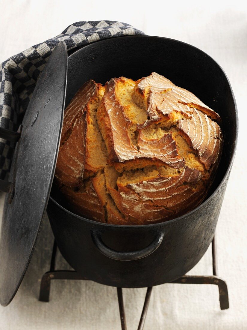 Malt bread in a cast iron pot