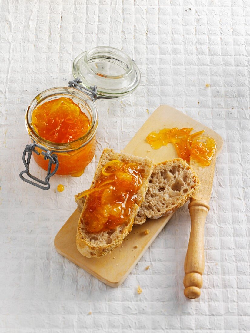 Sauerteigbrotscheiben mit Orangenmarmelade