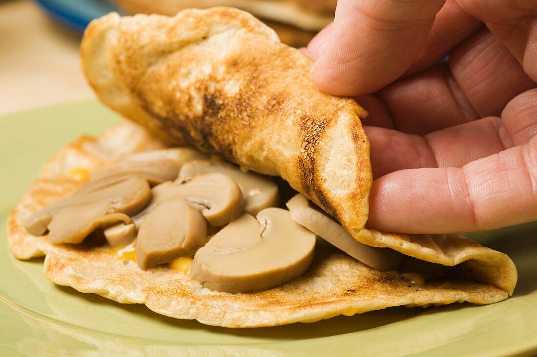 Pfannkuchen aus Hafermehl mit Champignons füllen