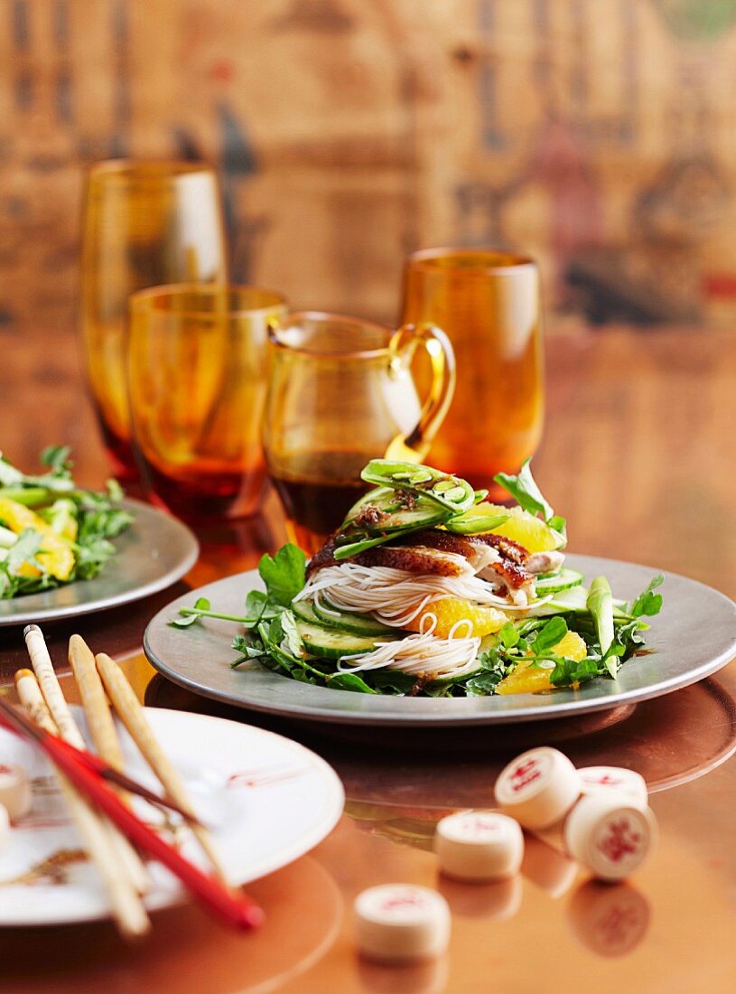 Salat mit Vermicelli und gebratener Entenbrust