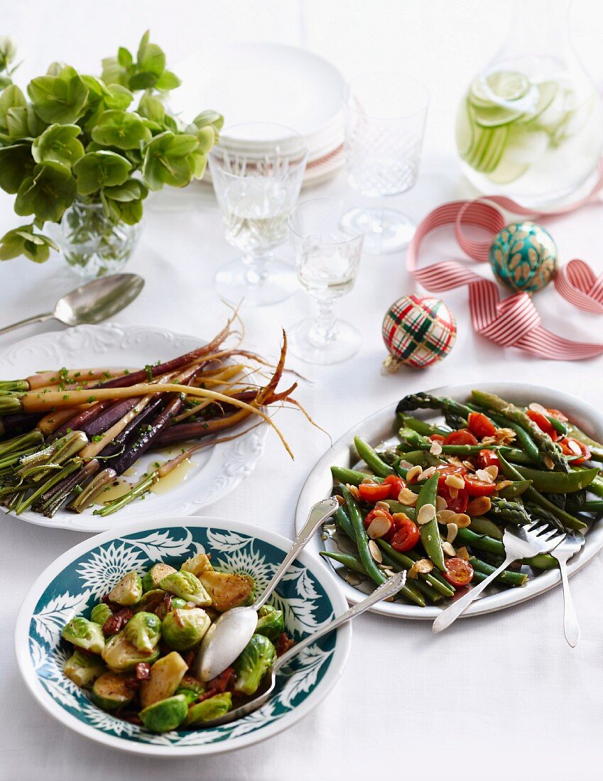 Glasierte Möhren, Rosenkohl mit Bacon, grüne Bohnen mit Spargel, Kirschtomaten und Mandelblättchen zu Weihnachten