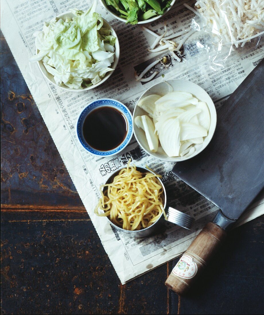 Zutaten für Chow Mein (Nudelgericht, China)