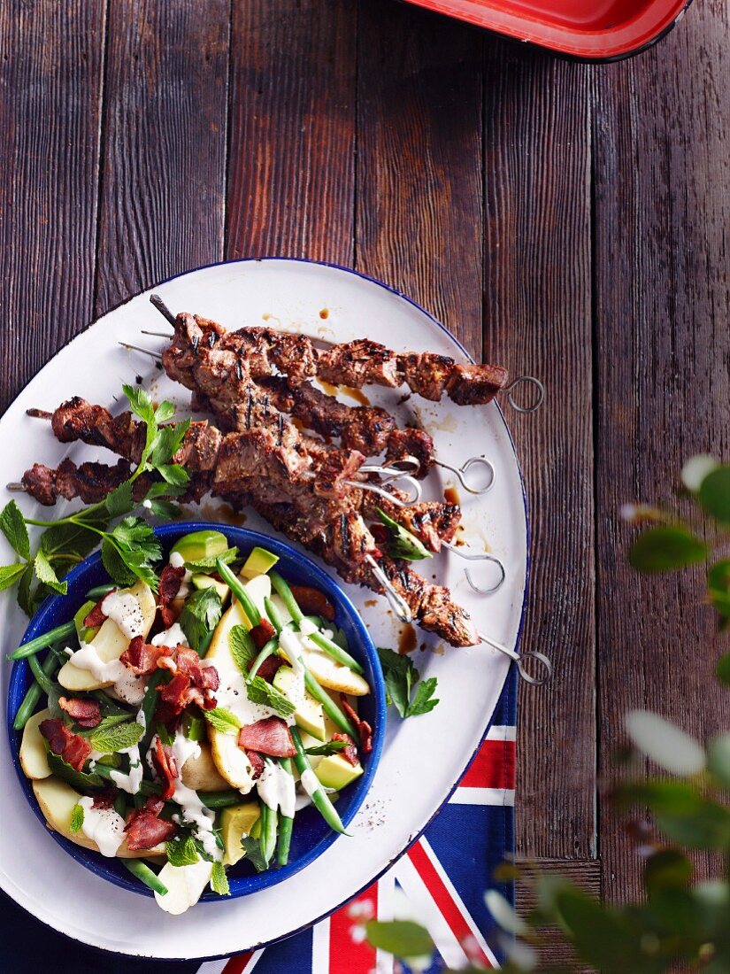 Australische Lammspiesse vom Grill, dazu Kartoffelsalat mit grünen Bohnen, Avocado und Speck