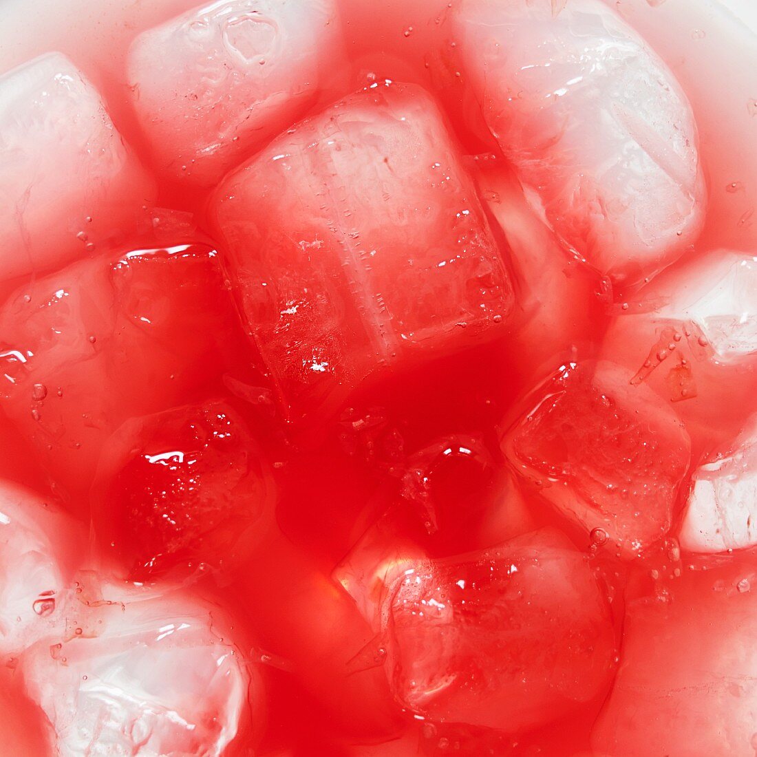 Wassermelonendrink mit Wodka und Eiswürfeln (Close Up)