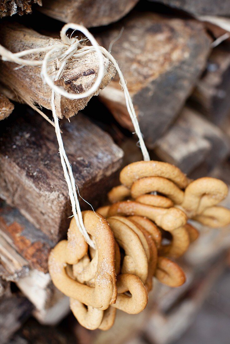 Lumberjack Cookies (Melasseplätzchen, USA) auf einem Holzstapel