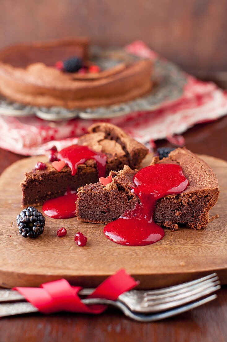Französischer Schokoladenkuchen mit Beerencoulis, Brombeeren und Herzen