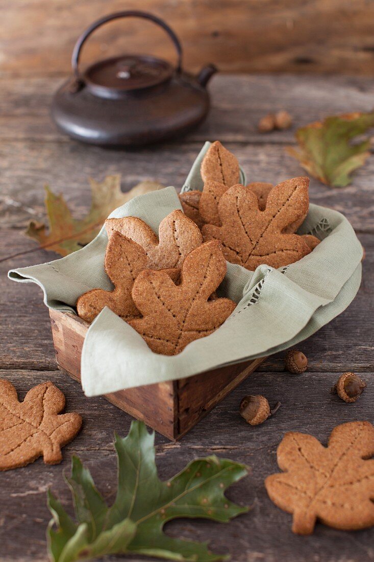 Graham Cookies mit Vollkornweizen und Ahornsirup in der Form von Eichenblättern