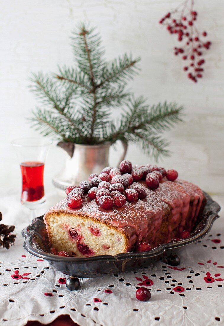 Zitronenkuchen mit Cranberries und Glasur zu Weihnachten